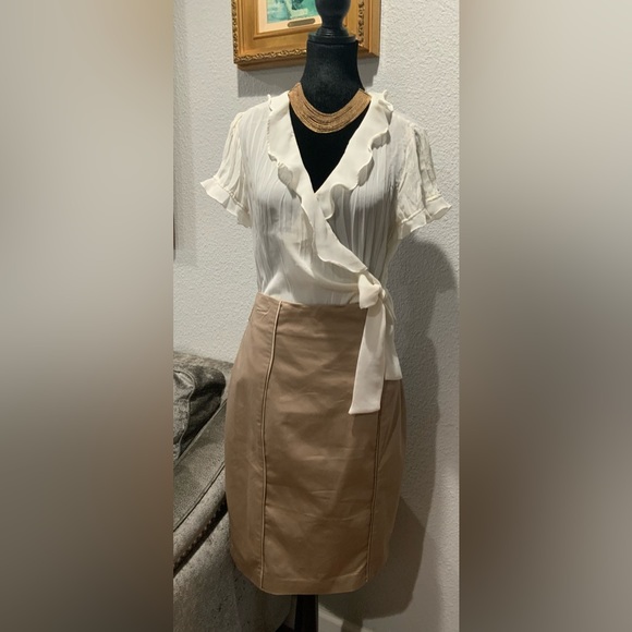 Set. Beige blouse and brownish skirt - Picture 1 of 14